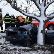 Další vážná nehoda, mladého řidiče bylo nutné vyprostit