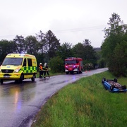 Muž právě skončil s autem v poli na střeše