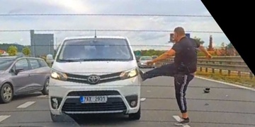 Na dálnici vybrzdil auto a rozkopal ho - prý k tomu byl vyprovokován