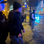 Opilec obtěžoval cestující na zastávce