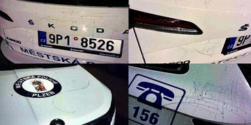 Strážníci pomáhali stařence v nouzi a zatím jim neznámý idiot poničil auto