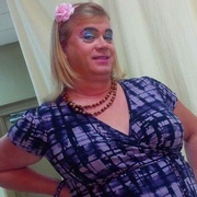 Hysterický transvestita řádil na parkovišti a před policií ujel