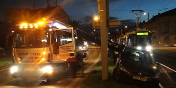 Mladá řidička "zaparkovala" své vozidlo na tramvajové koleje před Plazou