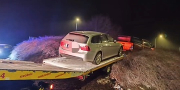 Pickup i s vozem taženým na podvalu skončil uvázlý na středu kruhového objezdu