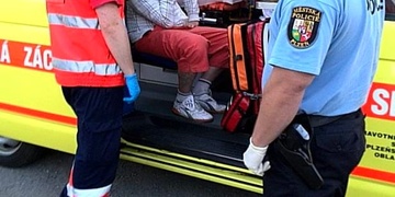 Senior napadl záchranáře