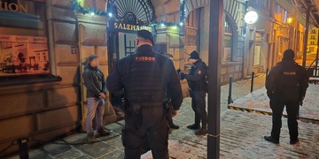 Opilý host mířil do penzionu, cestu si však spletl a proboural se do zavřené restaurace