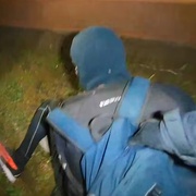 Prchajícího pachatele zastavila až hrozba taserem