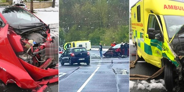 Senior nedal přednost sanitce jedoucí k případu, ta se po nárazu převrátila