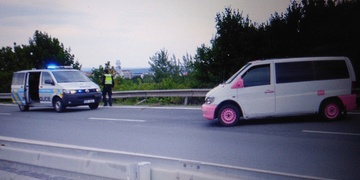 Žena sjela z dálnice v protisměru, způsobila nehodu a ujela