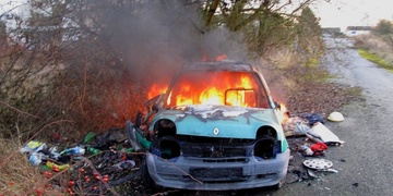 Hořící auto, výbuch spreje i zamčené dítě