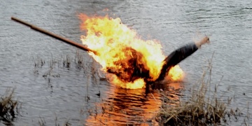 Vynesli, zapálili a pak utopili Angelu