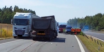 Tři nehody během tří hodin změnily dálnici na jedno velké parkoviště