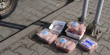 Žena s třemi promile ukradla 10 kg masa a pak napadla policisty