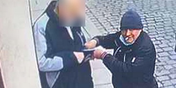 Kradl a usmíval se přitom do kamery, kdo ho pozná jako první?