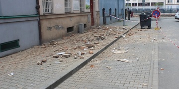 V Hřímalého ulici spadla mohutná římsa na chodník