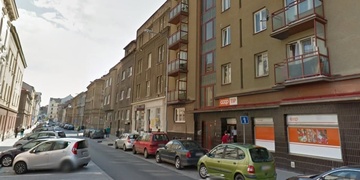Dnes ráno v Plzni velmi brutálně znásilnili ženu a ačkoli volala o pomoc, nikdo nepomohl