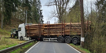Silně opilý řidič kamionu zablokoval silnici