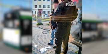 "Ne, gumičkou jízdné opravdu uhradit nelze!"