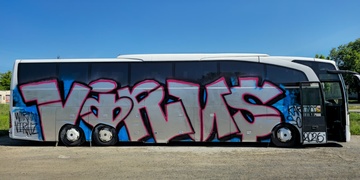 Večer byl autobus v pořádku, ráno ho pokrývalo obří graffiti