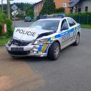 Policistům jedoucím k případu nedalo SUV přednost