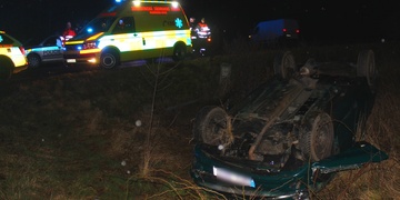 U Plzně spadlo vozidlo ze srázu