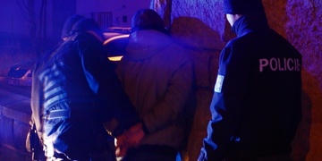 Jako pomstu rozbil výlohu