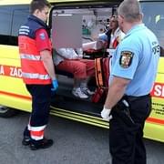 Opilec buď skočil nebo upadl před tramvaj