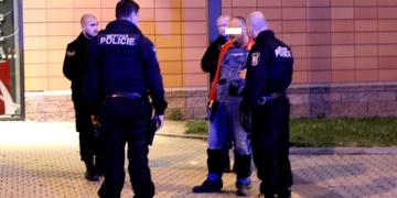 Opilý elektrikář neustále cosi opravoval a obtěžoval kolemjdoucí