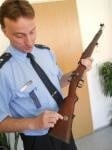 Policisté zadrželi 72letému muži zbraň s náboji, průkaz zbraně a zbrojní průkaz