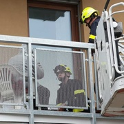 Dcera omylem uvěznila matku na balkoně