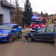 Střet vozů zcela zablokoval silnici
