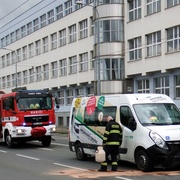Střet dodávky pro převoz imobilních osob s automobilem