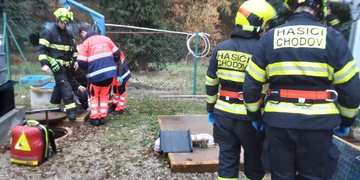 Pád muže do studny