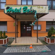 Nevšiml si prý, že očesal průčelí hotelu