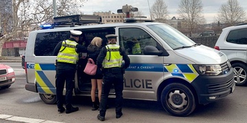 Těžce opilá řidička neudržela vozidlo na silnici