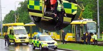 Tramvaj srazila teprve šestnáctiletou dívku