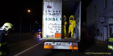 Z kamionu začala za jízdy unikat žíravina