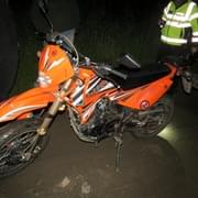 Opilý sedmnáctiletý motorkář zranil sebe i spolujezdce