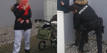 Při napadení ženy došlo i k převrácení kočárku s dítětem