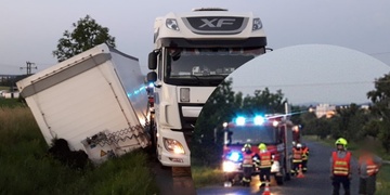 Kamionu se utrhl návěs a sjel do příkopu