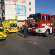 Při střetu vozu s autobusem byl zraněn člověk