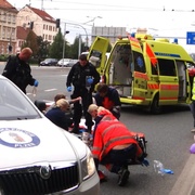 O život sražené ženy bojovala kolemjdoucí záchranářka i strážníci městské policie