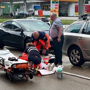 Třináctiletou dívku srazilo auto, dobíhala tramvaj a vběhla přímo před něj