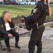 Místo vězeňských tepláků si raději zvolila slunění se v parku