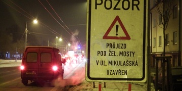 Řidiči pozor! Právě se uzavřely podjezdy u hlavního nádraží v Plzni