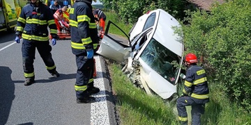 Vážná dopravní nehoda, jedna z žen zůstala zaklíněná