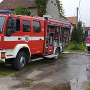 Hasiči bojují s požárem hospodářského stavení