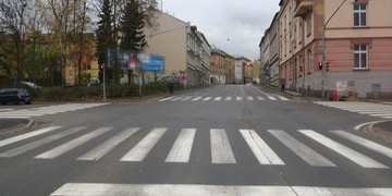 Řidič srazil ženu na přechodu a ujel