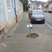 Viděli jste střet auta s dopravní značkou v Radnicích u pošty?