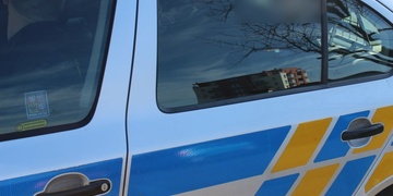 Gratulujeme: Opilec jim zničil auto a ujel, tak naskočili do druhého a pachatele si sami chytili